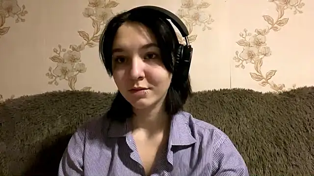 Snapshot of EmilyVeiro chatting on 12-17-25, 05:19 EmilyVeiro online show from 12-17-25, 05:19