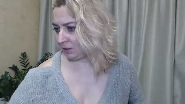 Snapshot of sweetpussy13 chatting on 12-10-24, 10:17 sweetpussy13 online show from 12-10-24, 10:17