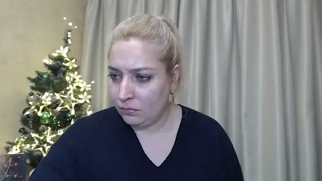 Snapshot of sweetpussy13 chatting on 12-20-24, 09:43 sweetpussy13 online show from 12-20-24, 09:43