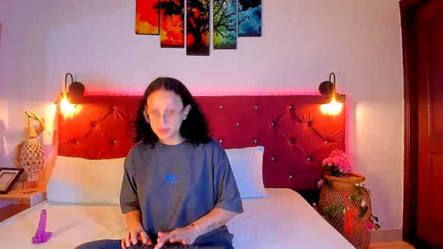 Snapshot of Trixye_Moon chatting on 12-16-25, 04:39 Trixye Moon online show from 12-16-25, 04:39