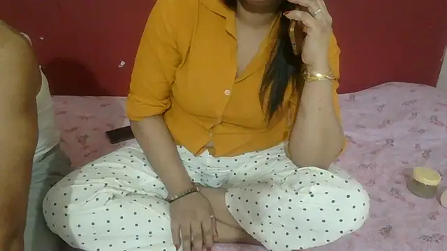 Snapshot of Lovelycouple25 chatting on 06-25-26, 06:07 Lovelycouple25 online show from 06-25-26, 06:07