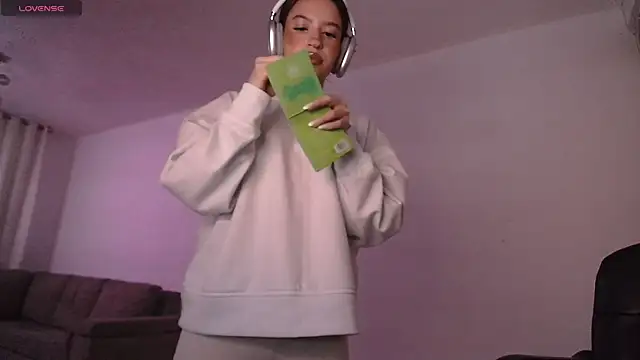 Snapshot of alina_lee chatting on 04-16-26, 12:55 alina lee online show from 04-16-26, 12:55