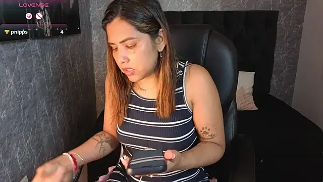 Snapshot of scarletbaker__ chatting on 12-18-25, 03:40 scarletbaker online show from 12-18-25, 03:40