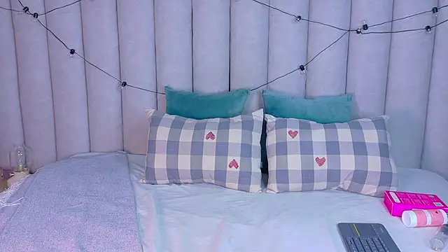 Snapshot of Miia_Anderson chatting on 12-16-25, 07:41 Miia Anderson online show from 12-16-25, 07:41