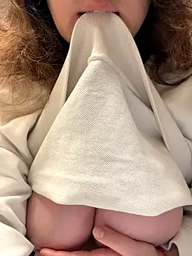 Snapshot of luisa_evans chatting on 12-15-25, 09:19 luisa evans online show from 12-15-25, 09:19