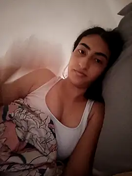 Snapshot of LindaRojas chatting on 12-17-25, 07:42 LindaRojas online show from 12-17-25, 07:42