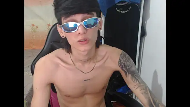 Snapshot of Sweett_Boyy chatting on 12-18-25, 12:17 Sweett Boyy online show from 12-18-25, 12:17