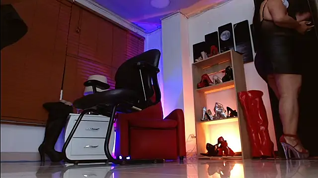 paola xm online show from 11-26-25, 10:05