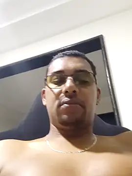 Snapshot of Reis001122 chatting on 06-21-26, 04:26 Reis001122 online show from 06-21-26, 04:26