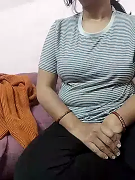 Snapshot of QSMTCNNT chatting on 12-15-25, 11:47 QSMTCNNT online show from 12-15-25, 11:47