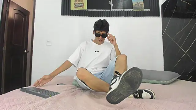 Emer santos online show from 04-11-26, 06:01