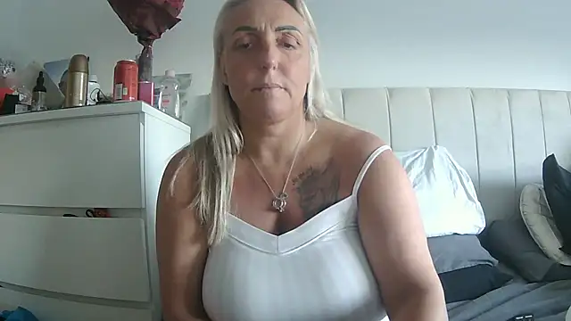 Snapshot of theblondecocklover chatting on 04-28-26, 06:46 theblondecocklover online show from 04-28-26, 06:46