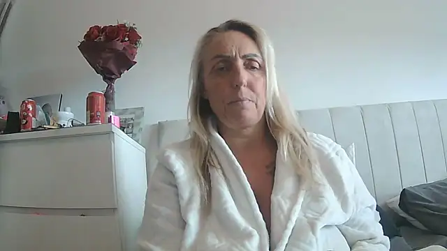 Snapshot of theblondecocklover chatting on 06-07-26, 04:44 theblondecocklover online show from 06-07-26, 04:44