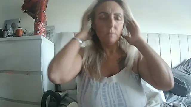 Snapshot of theblondecocklover chatting on 06-10-26, 04:56 theblondecocklover online show from 06-10-26, 04:56