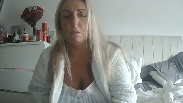 Snapshot of theblondecocklover chatting on 06-11-26, 06:11 theblondecocklover online show from 06-11-26, 06:11