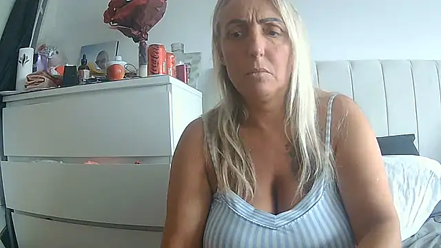 Snapshot of theblondecocklover chatting on 06-12-26, 04:28 theblondecocklover online show from 06-12-26, 04:28