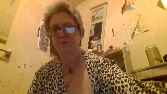 Snapshot of becky1111 chatting on 04-10-26, 10:09 becky1111 online show from 04-10-26, 10:09