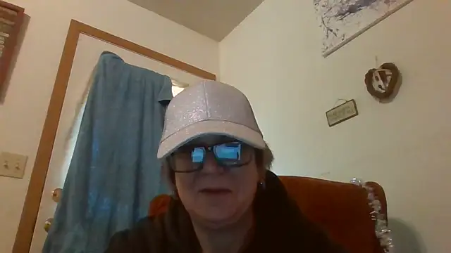 Snapshot of becky1111 chatting on 04-24-26, 02:41 becky1111 online show from 04-24-26, 02:41