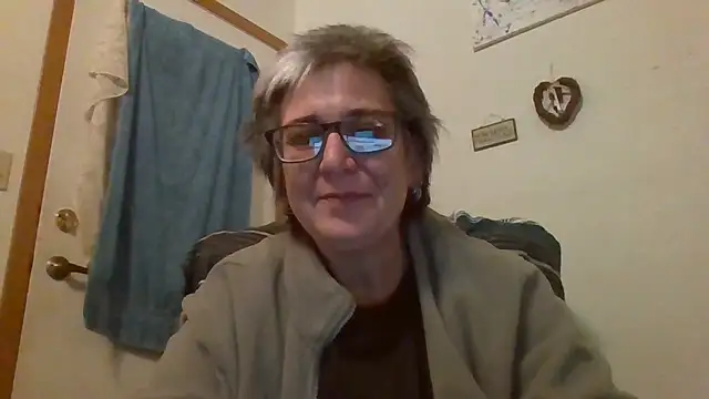 Snapshot of becky1111 chatting on 05-04-26, 02:18 becky1111 online show from 05-04-26, 02:18