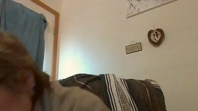 Snapshot of becky1111 chatting on 05-04-26, 02:24 becky1111 online show from 05-04-26, 02:24