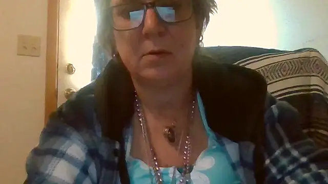 Snapshot of becky1111 chatting on 05-09-26, 12:38 becky1111 online show from 05-09-26, 12:38