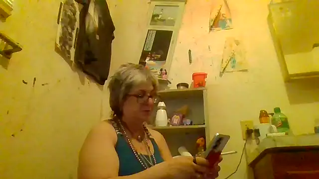 Snapshot of becky1111 chatting on 05-11-26, 04:04 becky1111 online show from 05-11-26, 04:04