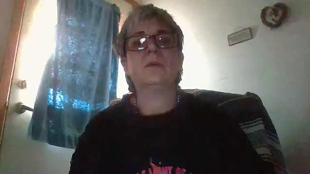Snapshot of becky1111 chatting on 05-12-26, 10:29 becky1111 online show from 05-12-26, 10:29