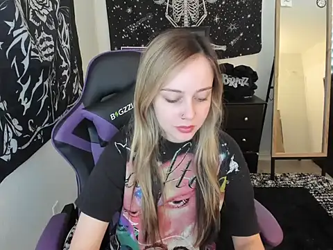 Snapshot of luna_lovelyyy chatting on 12-17-25, 06:14 luna lovelyyy online show from 12-17-25, 06:14