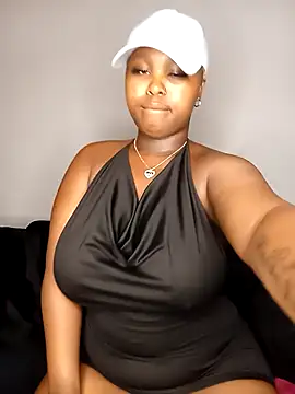 Snapshot of queen_serves chatting on 12-18-25, 04:35 queen serves online show from 12-18-25, 04:35