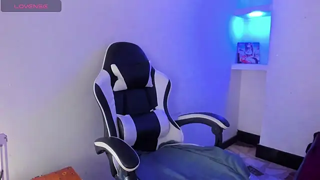 Snapshot of ashley-17 chatting on 03-06-26, 04:42 ashley-17 online show from 03-06-26, 04:42