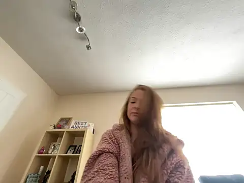 Snapshot of HollyHaze chatting on 03-28-26, 10:48 HollyHaze online show from 03-28-26, 10:48