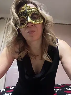 Snapshot of SexyMamiVee chatting on 02-18-26, 12:01 SexyMamiVee online show from 02-18-26, 12:01