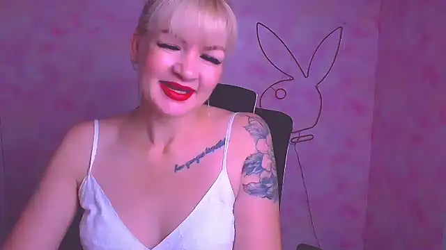 Snapshot of Madonna_Fire chatting on 06-26-26, 11:47 Madonna Fire online show from 06-26-26, 11:47