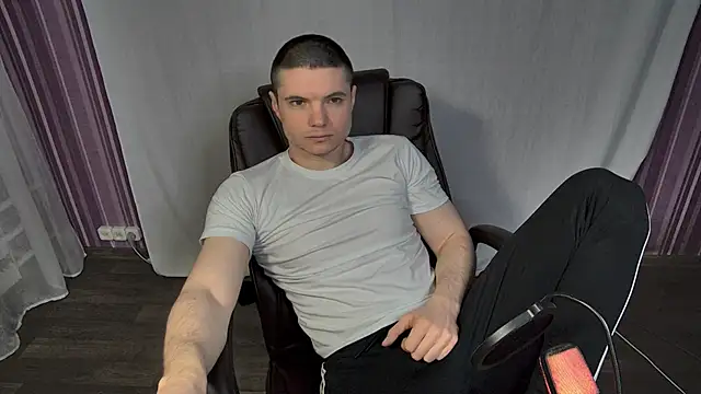 Snapshot of LoveMike1 chatting on 04-14-26, 04:57 LoveMike1 online show from 04-14-26, 04:57