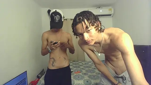 Snapshot of pocket_loversxxx chatting on 02-25-26, 04:00 pocket loversxxx online show from 02-25-26, 04:00