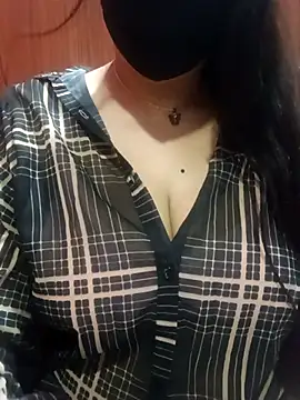 Snapshot of 01Roshani chatting on 04-26-26, 08:17 01Roshani online show from 04-26-26, 08:17