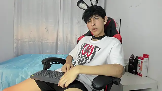 Snapshot of julian_xx chatting on 05-02-26, 07:30 julian xx online show from 05-02-26, 07:30