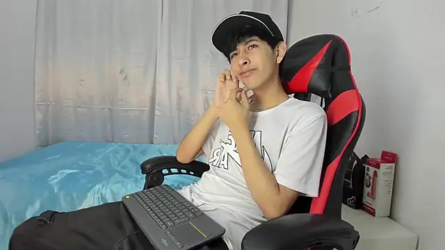 Snapshot of julian_xx chatting on 05-04-26, 07:21 julian xx online show from 05-04-26, 07:21