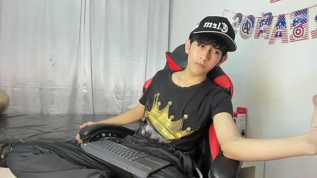 Snapshot of julian_xx chatting on 05-15-26, 08:05 julian xx online show from 05-15-26, 08:05