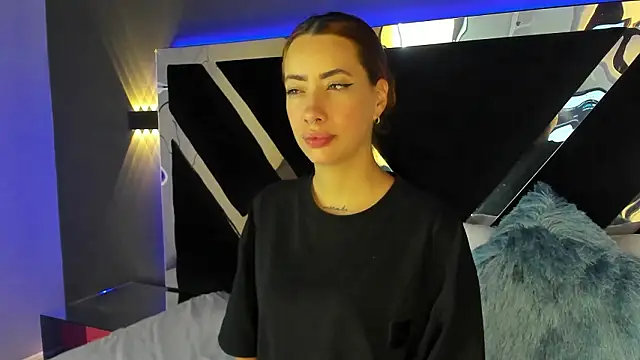 LolaGray   online show from 01-18-26, 05:39