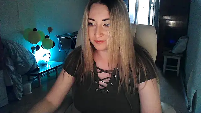 Snapshot of FoxyAnn12 chatting on 06-21-26, 04:53 FoxyAnn12 online show from 06-21-26, 04:53