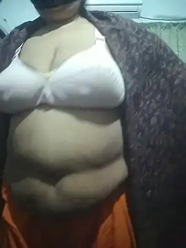 Snapshot of momo_loves chatting on 02-07-26, 06:11 momo loves online show from 02-07-26, 06:11