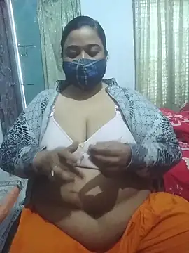 Snapshot of momo_loves chatting on 02-16-26, 03:46 momo loves online show from 02-16-26, 03:46