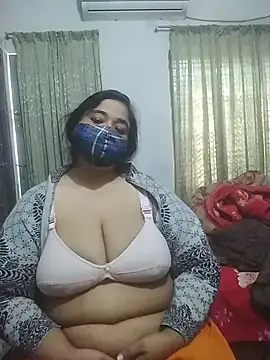 Snapshot of momo_loves chatting on 02-18-26, 04:30 momo loves online show from 02-18-26, 04:30