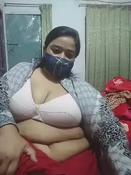 Snapshot of momo_loves chatting on 02-18-26, 05:09 momo loves online show from 02-18-26, 05:09