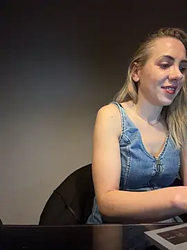 Snapshot of ElenaWhitmore chatting on 05-01-26, 09:41 ElenaWhitmore online show from 05-01-26, 09:41
