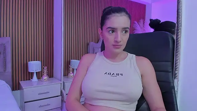 Snapshot of Violett_hott_ chatting on 03-21-26, 12:43 Violett hott online show from 03-21-26, 12:43