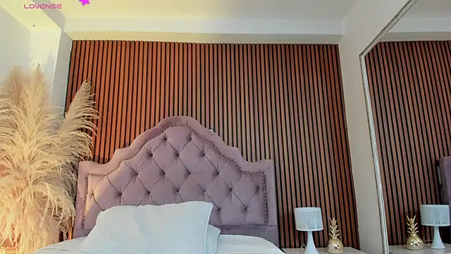 Snapshot of Violett_hott_ chatting on 03-24-26, 12:43 Violett hott online show from 03-24-26, 12:43