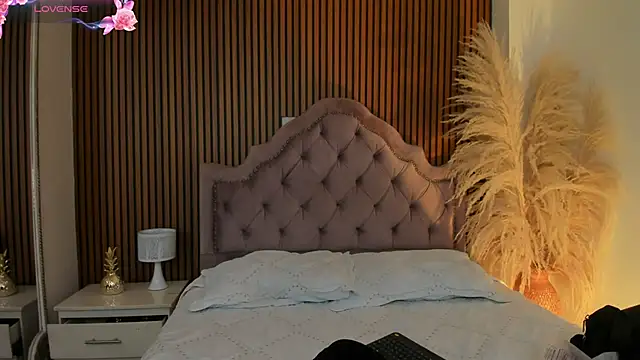Snapshot of Violett_hott_ chatting on 04-16-26, 12:17 Violett hott online show from 04-16-26, 12:17