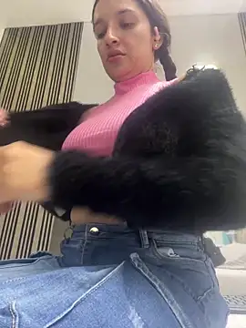 Snapshot of Violett_hott_ chatting on 04-18-26, 11:47 Violett hott online show from 04-18-26, 11:47
